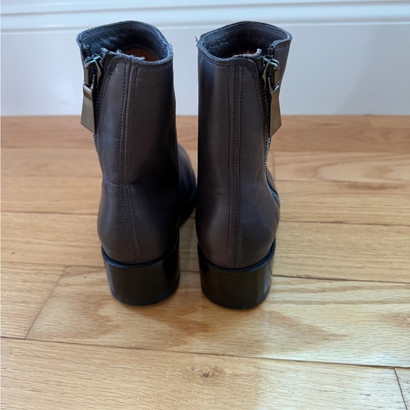 NWT Frye Brown Leather Ankle Booties with Side Zipper - Picture 5 of 9
